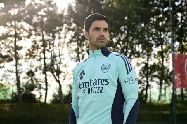 O técnico do Arsenal, Mikel Arteta, assina um novo contrato no Sobha Realty Training Centre em 12 de setembro de 2024 em London Colney, Inglaterra