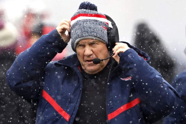 FOXBOROUGH, MASSACHUSETTS - 07 DE JANEIRO: O técnico do New England Patriots, Bill Belichick, observa o primeiro tempo no Gillette Stadium em 07 de janeiro de 2024 em Foxborough, Massachusetts.