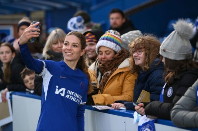 Melanie Leupolz, do Chelsea, tira uma foto com alguns fãs após a partida da quarta rodada da Adobe Women's FA Cup entre Chelsea Women e West Ham United Women em Kingsmeadow