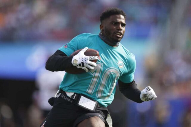 ORLANDO, FLÓRIDA - FEVEREIRO 04: Tyreek Hill # 10 do Miami Dolphins e AFC corre com a bola durante a primeira metade dos 2024 NFL Pro Bowl Games no Camping World Stadium em 04 de fevereiro de 2024 em Orlando, Flórida. 