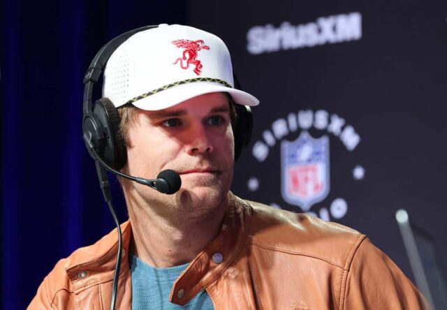 Greg Olsen fala no SiriusXM no Super Bowl LVIII em 9 de fevereiro de 2024 em Las Vegas, Nevada.