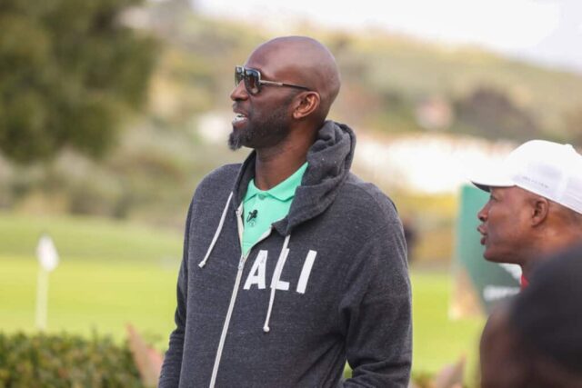 DANA POINT, CALIFÓRNIA - 12 DE MARÇO: Kevin Garnett (L) do Hall da Fama da NBA e Flex Alexander participam do 55º NAACP Image Awards Golf Invitational apresentado por Wells Fargo, uma produção global do PGD no Monarch Beach Club em 12 de março de 2024 em Dana Point, Califórnia. 