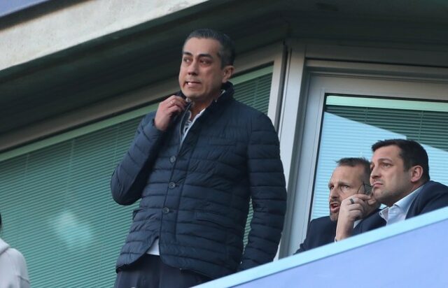 Behdad Eghbali fotografado assistindo a uma partida do Chelsea no camarote do diretor