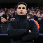 Mikel Arteta, treinador do Arsenal, observa o jogo da segunda mão dos quartos-de-final da UEFA Champions League entre o FC Bayern München e o Arsenal FC