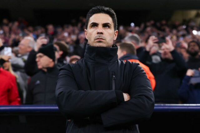 Mikel Arteta, treinador do Arsenal, observa o jogo da segunda mão dos quartos-de-final da UEFA Champions League entre o FC Bayern München e o Arsenal FC 