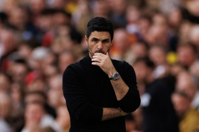 Mikel Arteta fotografado assistindo seu time do Arsenal jogar uma partida de futebol