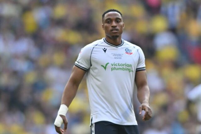 Victor Adeboyejo, do Bolton, está observando durante a partida final do Sky Bet League 1 Play Off entre Bolton Wanderers e Oxford United no Estádio de Wembley