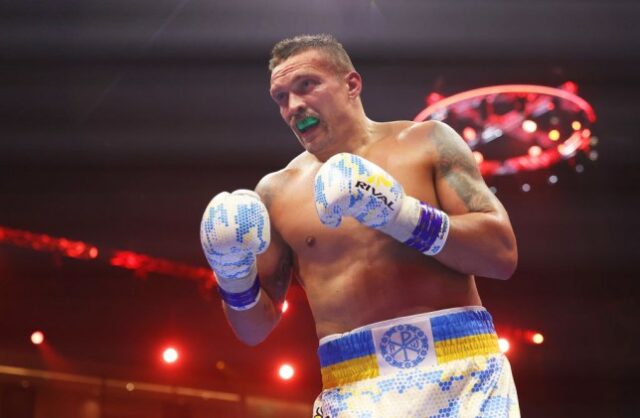     Oleksandr Usyk observa durante a luta pelos títulos IBF, WBA, WBC, WBO e Undisputed Heavyweight entre Tyson Fury e Oleksandr Usyk