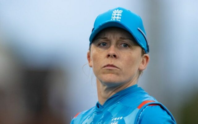 Heather Knight, da Inglaterra, observa durante a primeira partida feminina do Metro Bank ODI entre Inglaterra e Paquistão no The County Ground 