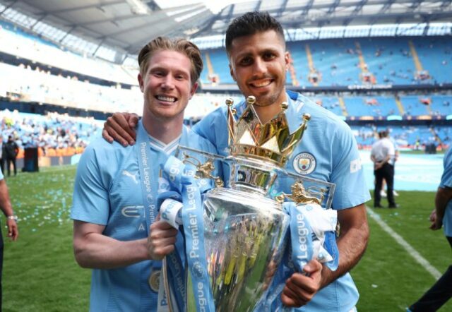 Kevin De Bruyne e Rodri do Manchester City posam com o troféu da Premier League após a partida da Premier League entre Manchester City e West Ham United no Etihad Stadium em 19 de maio de 2024 em Manchester, Inglaterra.