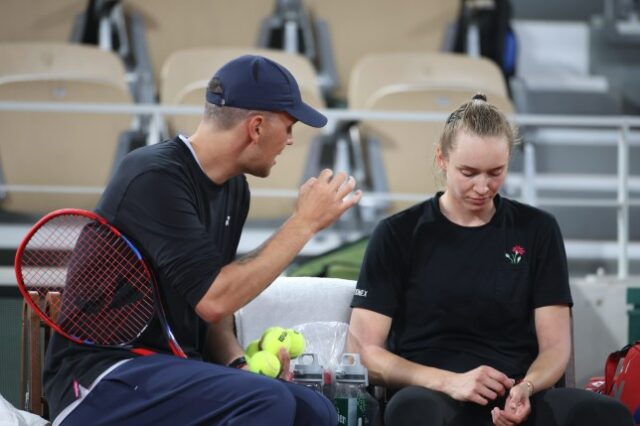 O técnico Stefano Vukov é fotografado gritando com a tenista Elena Rybakina