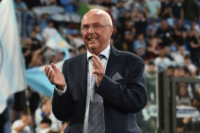 O ex-técnico da SS Lazio, Sven-Goran Eriksson, cumprimenta os torcedores