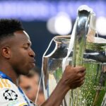 LONDRES, INGLATERRA - 01 DE JUNHO: Vinicius Junior do Real Madrid beija o Troféu da Liga dos Campeões da UEFA após a vitória de seu time durante a final da UEFA Champions League 2023/24 entre Borussia Dortmund e Real Madrid CF no Estádio de Wembley em 01 de junho de 2024 em Londres, Inglaterra. (Foto de Justin Setterfield/Getty Images)