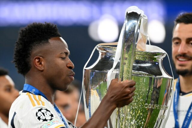 LONDRES, INGLATERRA - 01 DE JUNHO: Vinicius Junior do Real Madrid beija o Troféu da Liga dos Campeões da UEFA após a vitória de seu time durante a final da UEFA Champions League 2023/24 entre Borussia Dortmund e Real Madrid CF no Estádio de Wembley em 01 de junho de 2024 em Londres, Inglaterra. (Foto de Justin Setterfield/Getty Images)