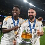 Vinicius Junior e Daniel Carvajal, do Real Madrid, comemoram com o Troféu da UEFA Champions League após a vitória do time durante a final da UEFA Champions League 2023/24 entre Borussia Dortmund e Real Madrid