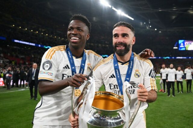 Vinicius Junior e Daniel Carvajal, do Real Madrid, comemoram com o Troféu da UEFA Champions League após a vitória do time durante a final da UEFA Champions League 2023/24 entre Borussia Dortmund e Real Madrid