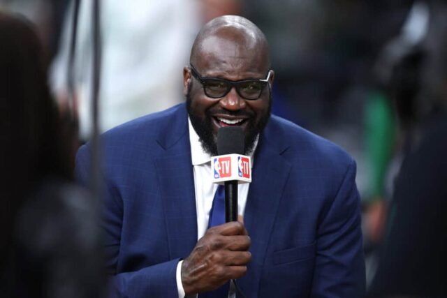 BOSTON, MASSACHUSETTS - 09 DE JUNHO: Shaquille O'Neal fala antes do segundo jogo das finais da NBA de 2024 entre o Boston Celtics e o Dallas Mavericks no TD Garden em 09 de junho de 2024 em Boston, Massachusetts. NOTA AO USUÁRIO: O Usuário reconhece e concorda expressamente que, ao baixar e/ou usar esta fotografia, o Usuário está concordando com os termos e condições do Contrato de Licença da Getty Images. 