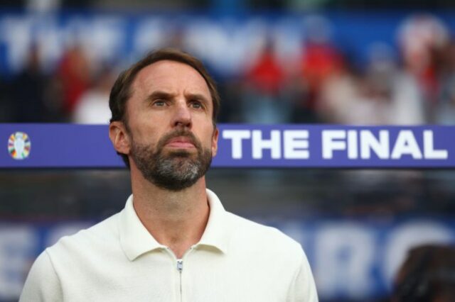 O técnico da Inglaterra, Gareth Southgate, observa antes da final do UEFA EURO 2024 entre Espanha e Inglaterra