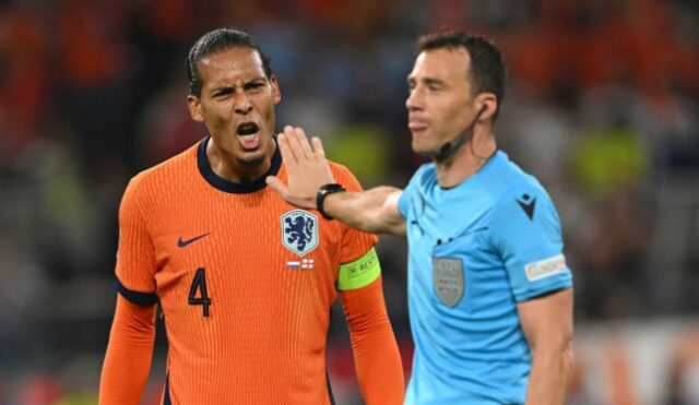 Virgil van Dijk, da Holanda, reage enquanto o árbitro Felix Zwayer gesticula após uma decisão durante a semifinal do UEFA EURO 2024 entre Holanda e Inglaterra