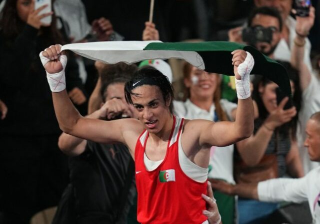 Imane Khelif, da Argélia, comemora o ouro após derrotar Liu Yang, da República Popular da China, durante a final do boxe feminino até 66kg no dia 14 dos Jogos Olímpicos 