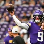 MINNEAPOLIS, MINNESOTA - 10 DE AGOSTO: JJ McCarthy # 9 do Minnesota Vikings se aquece antes do jogo de pré-temporada contra o Las Vegas Raiders no US Bank Stadium em 10 de agosto de 2024 em Minneapolis, Minnesota.