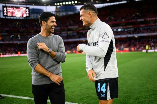 Mikel Arteta do Arsenal e Granit Xhaka do Leverkusen após o amistoso de pré-temporada entre Arsenal e Bayer 04 Leverkusen no Emirates Stadium 