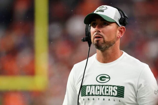 DENVER, COLORADO - 18 DE AGOSTO: Matt LaFleur do Green Bay Packers treina contra o Denver Broncos durante um jogo de pré-temporada no Empower Field At Mile High em 18 de agosto de 2024 em Denver, Colorado.