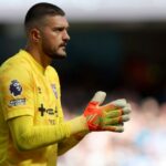 Goleiro Arijanet Muric do Ipswich Town em ação durante a partida da Premier League entre Manchester City FC e Ipswich Town FC no Etihad Stadium