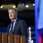 CHICAGO, ILLINOIS - 19 DE AGOSTO: Steve Kerr, técnico de basquete masculino da equipe dos EUA e técnico do Golden State Warriors, fala no palco durante o primeiro dia da Convenção Nacional Democrata no United Center em 19 de agosto de 2024 em Chicago, Illinois. Delegados, políticos e apoiantes do Partido Democrata estão em Chicago para a convenção, concluindo com a atual vice-presidente Kamala Harris aceitando a nomeação presidencial do seu partido. O DNC acontece de 19 a 22 de agosto.