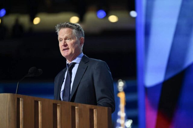 CHICAGO, ILLINOIS - 19 DE AGOSTO: Steve Kerr, técnico de basquete masculino da equipe dos EUA e técnico do Golden State Warriors, fala no palco durante o primeiro dia da Convenção Nacional Democrata no United Center em 19 de agosto de 2024 em Chicago, Illinois. Delegados, políticos e apoiantes do Partido Democrata estão em Chicago para a convenção, concluindo com a atual vice-presidente Kamala Harris aceitando a nomeação presidencial do seu partido. O DNC acontece de 19 a 22 de agosto. 