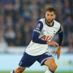 Rodrigo Bentancur, do Tottenham Hotspur, observa durante a partida da Premier League entre Leicester City FC e Tottenham Hotspur FC