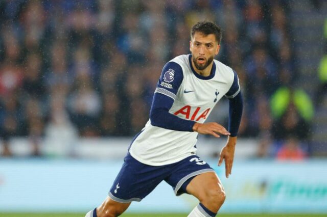 Rodrigo Bentancur, do Tottenham Hotspur, observa durante a partida da Premier League entre Leicester City FC e Tottenham Hotspur FC