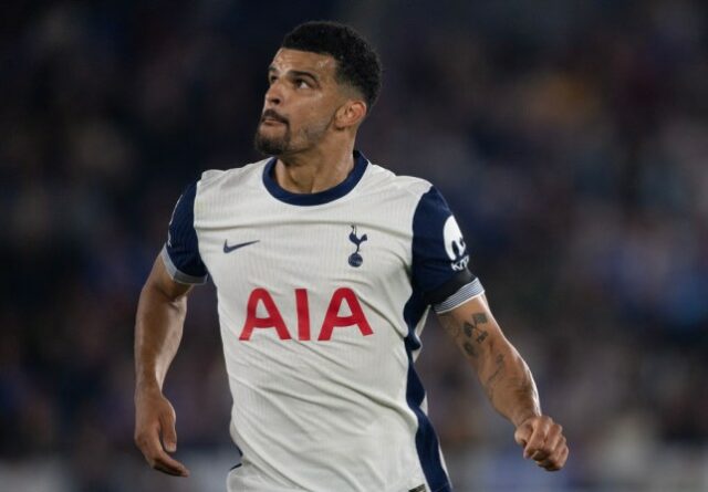 Dominic Solanke fotografado jogando pelo Tottenham contra o Leicester City em 2024