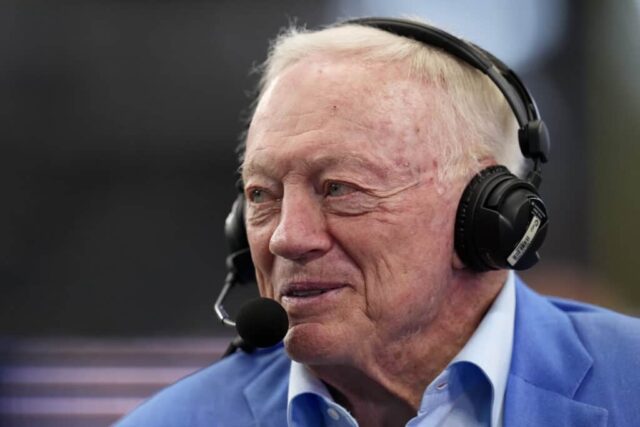 ARLINGTON, TEXAS - 24 DE AGOSTO: Jerry Jones, proprietário do Dallas Cowboys, é entrevistado antes de um jogo de pré-temporada contra o Los Angeles Chargers no AT&T Stadium em 24 de agosto de 2024 em Arlington, Texas. 