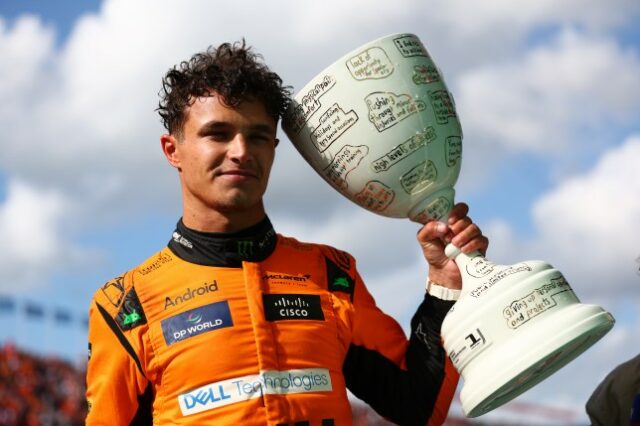 Lando Norris fotografado com um troféu após vencer o Grande Prêmio da Holanda de 2024