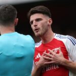 Declan Rice, do Arsenal, é expulso pelo árbitro Christopher Kavanagh durante a partida da Premier League entre Arsenal FC e Brighton & Hove Albion