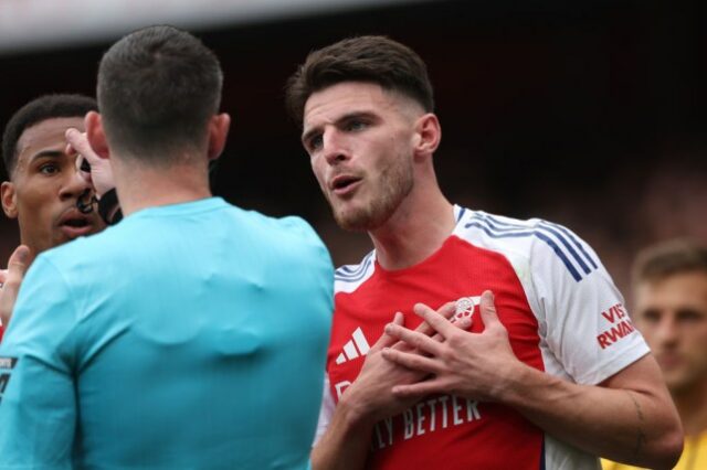 Declan Rice, do Arsenal, é expulso pelo árbitro Christopher Kavanagh durante a partida da Premier League entre Arsenal FC e Brighton & Hove Albion 