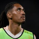 Chris Smalling, da AS Roma, observa durante a Série A