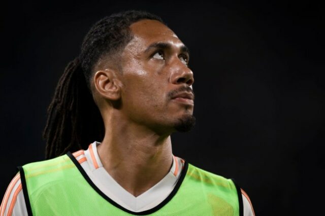 Chris Smalling, da AS Roma, observa durante a Série A