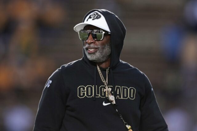 BOULDER, COLORADO - 29 DE AGOSTO: O técnico Deion Sanders do Colorado Buffaloes observa antes do jogo contra o North Dakota State Bison no Folsom Field em 29 de agosto de 2024 em Boulder, Colorado.