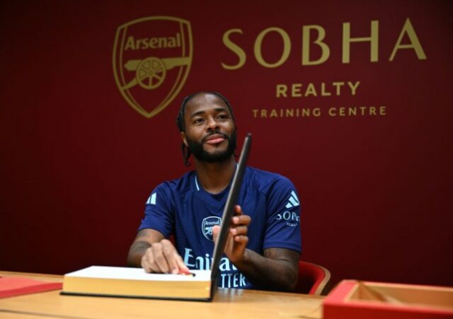 rsenal revela nova contratação Raheem Sterling no Sobha Realty Training Centre em 30 de agosto de 2024 em Londres Colney