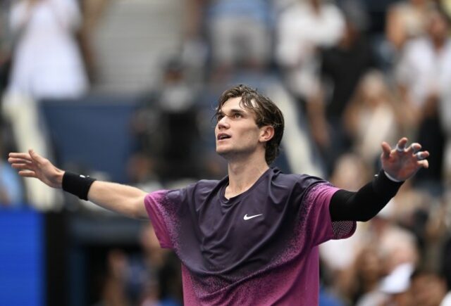 Jack Draper fotografado comemorando sua vitória sobre Alex de Minaur no Aberto dos Estados Unidos