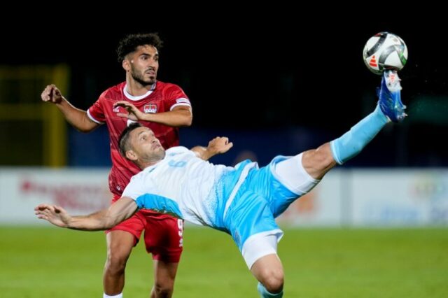 Dante Rossi de San Marino e Ferhat Saglam de Liechtenstein competem pela bola durante a partida da Liga D da UEFA Nations League 2024/2025 - Grupo 1 entre San Marino e Liechtenstein