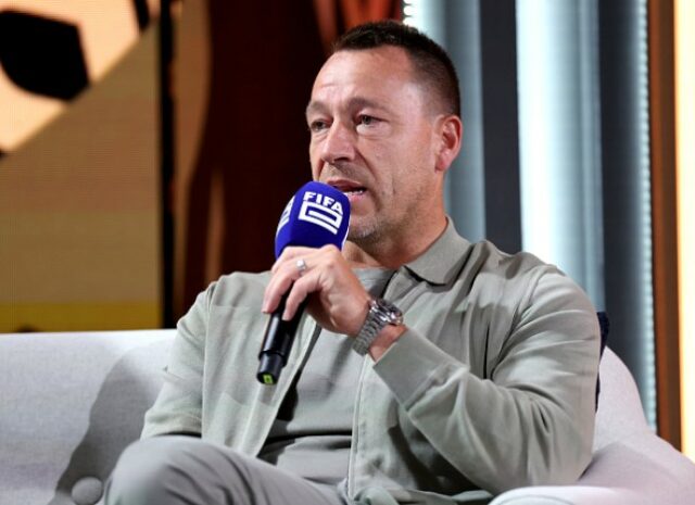 O ex-jogador de futebol John Terry é entrevistado pelo apresentador do evento Spencer Owen no quarto dia da Copa do Mundo FIFAe