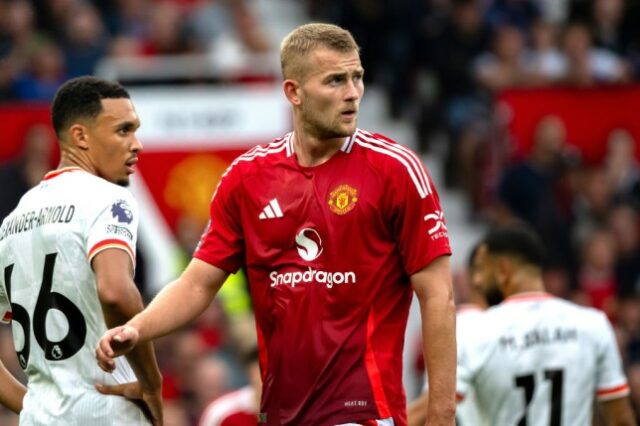 O zagueiro do Manchester United, Matthijs de Ligt, jogando em um jogo da Premier League contra o Liverpool