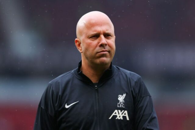     Arne Slot, técnico do Liverpool, observa durante a partida da Premier League entre Manchester United FC e Liverpool FC 