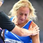 Valentina Petrillo, da equipe italiana, reage após não conseguir se classificar na semifinal dos 400m T12 femininos no quinto dia dos Jogos Paraolímpicos de verão de Paris 2024