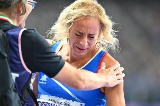     Valentina Petrillo, da equipe italiana, reage após não conseguir se classificar na semifinal dos 400m T12 femininos no quinto dia dos Jogos Paraolímpicos de verão de Paris 2024 