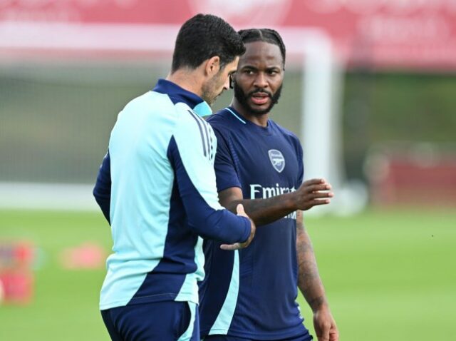 O técnico do Arsenal, Mikel Arteta, com Raheem Sterling no Sobha Realty Training Center em 3 de setembro de 2024 em Londres Colney