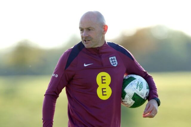 Lee Carsley, técnico interino da Inglaterra, observa durante um treino em St Georges Park